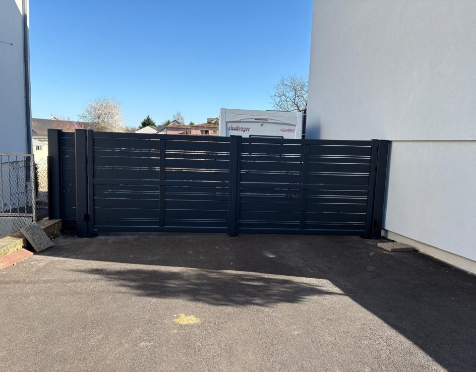 Portail en aluminium laqué gris anthracite avec 2 vantaux avec des lames ajourées et pleines