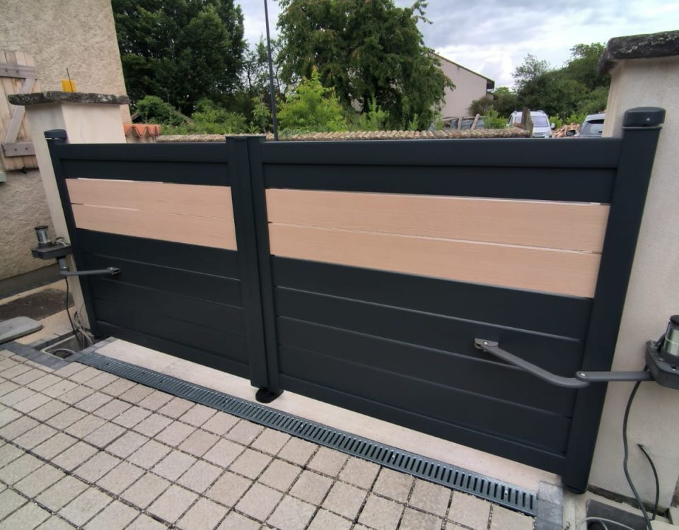 Portail en aluminium laqué gris anthracite et ivoire avec 2 vantaux avec lames ajourées et pleines