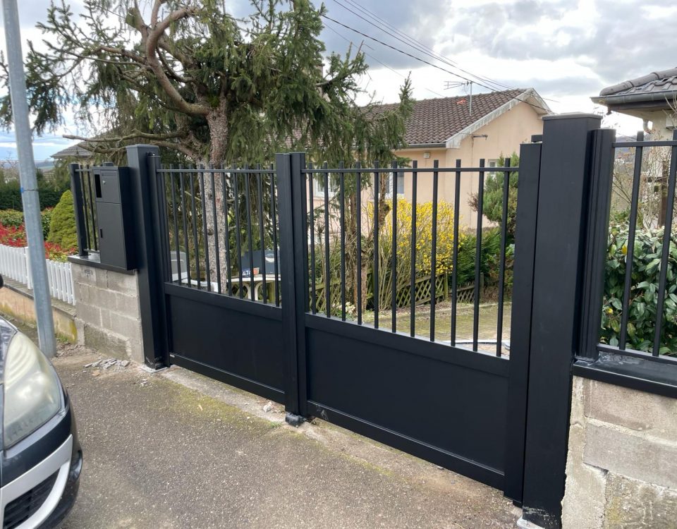 Portail en aluminium laqué gris anthracite avec battant 2 vantaux motorisés