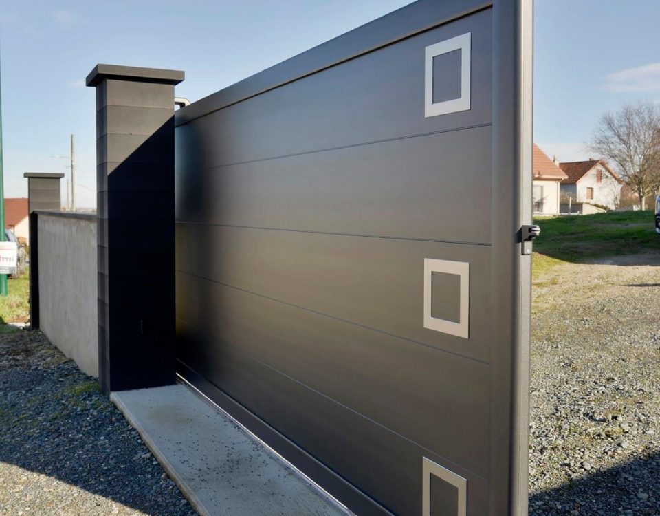 Portail en aluminium laqué gris anthracite portail coulissant motorisé avec motifs et panneau plein