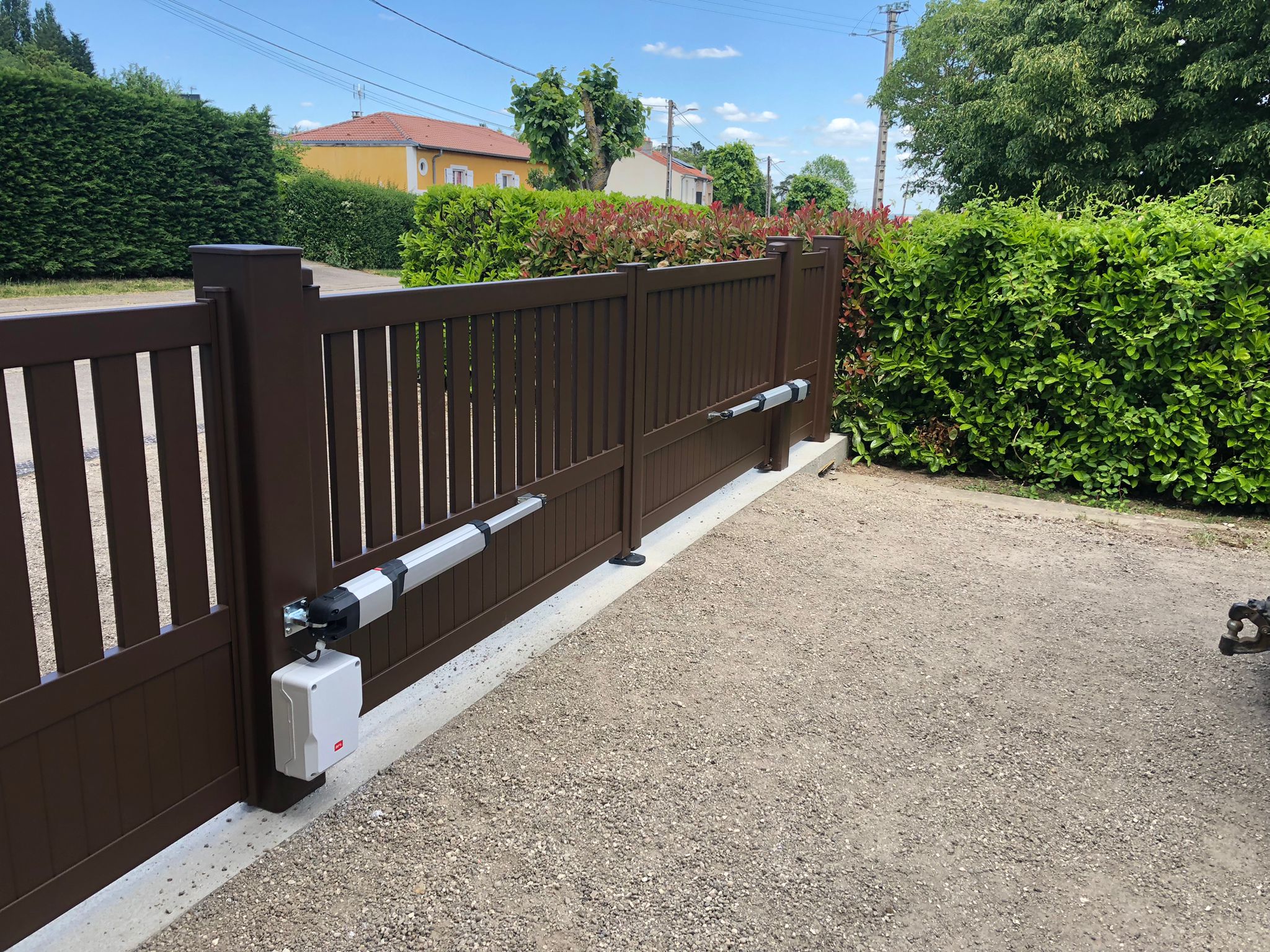 Portail en aluminium laqué brun avec battant 2 vantaux motorisés