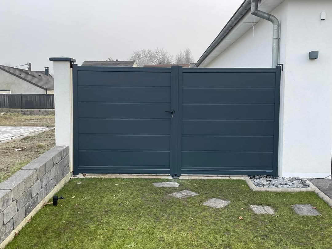 Portail en aluminium laqué gris anthracite portail battant 2 vantaux avec panneau plein