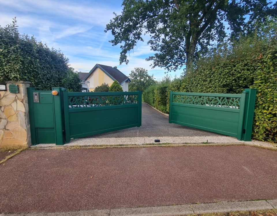 Portail battant 2 vantaux motorisés en aluminium laqué vert mousse avec motifs et soubassement plein
