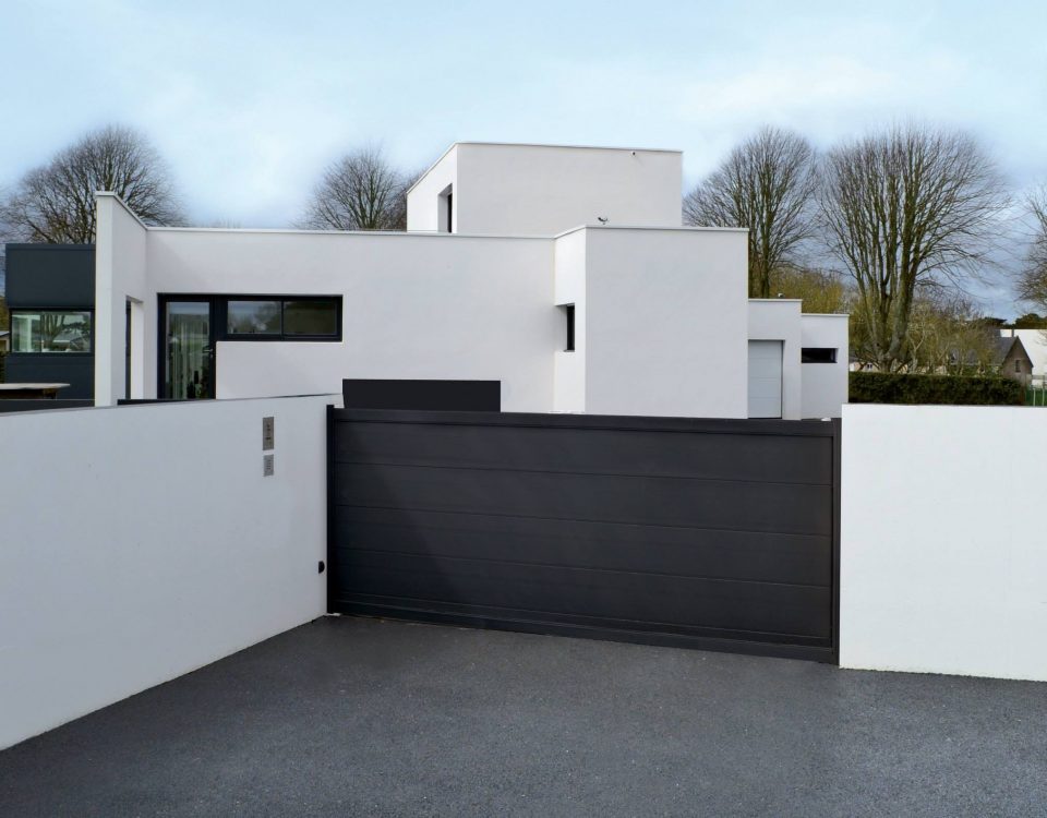 Portail coulissant motorisé en aluminium laqué gris anthracite avec panneau plein