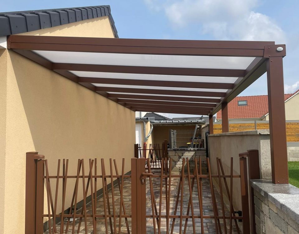 Portail en aluminium laqué avec battant 2 vantaux avec formes en bâtonnet et Carport en aluminium laqué brun avec remplissage polycarbonate 32mm