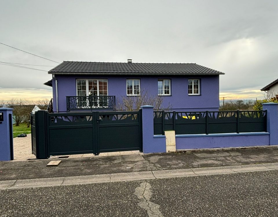 Portail et clôture en aluminium laqué gris anthracite avec portail 2 vantaux avec motifs et soubassement plein