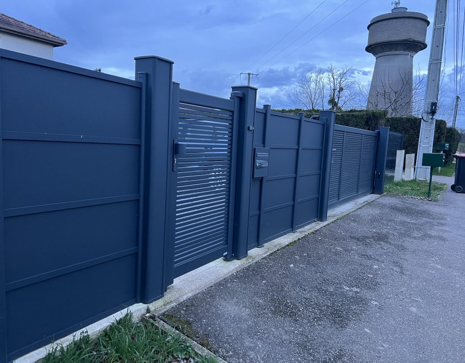 Portail et clôture en aluminium laquées gris anthracite avec portail coulissant motorisé avec lames ajourées et pleines et clôtures avec panneaux pleins