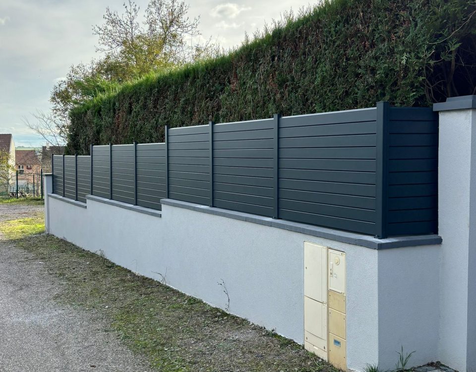 Clôture en aluminium laquée gris anthracite avec lames pleines et ajourées