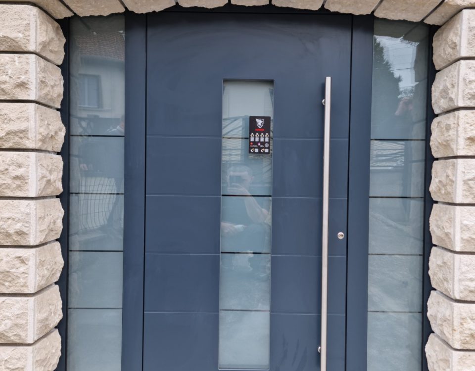 Porte d’entrée aluminium laqué Gris anthracite avec serrure 5 points barillet de sécurité avec isolation thermique barre de tirage hublots et impostes fixes latéraux vitrages sécurit