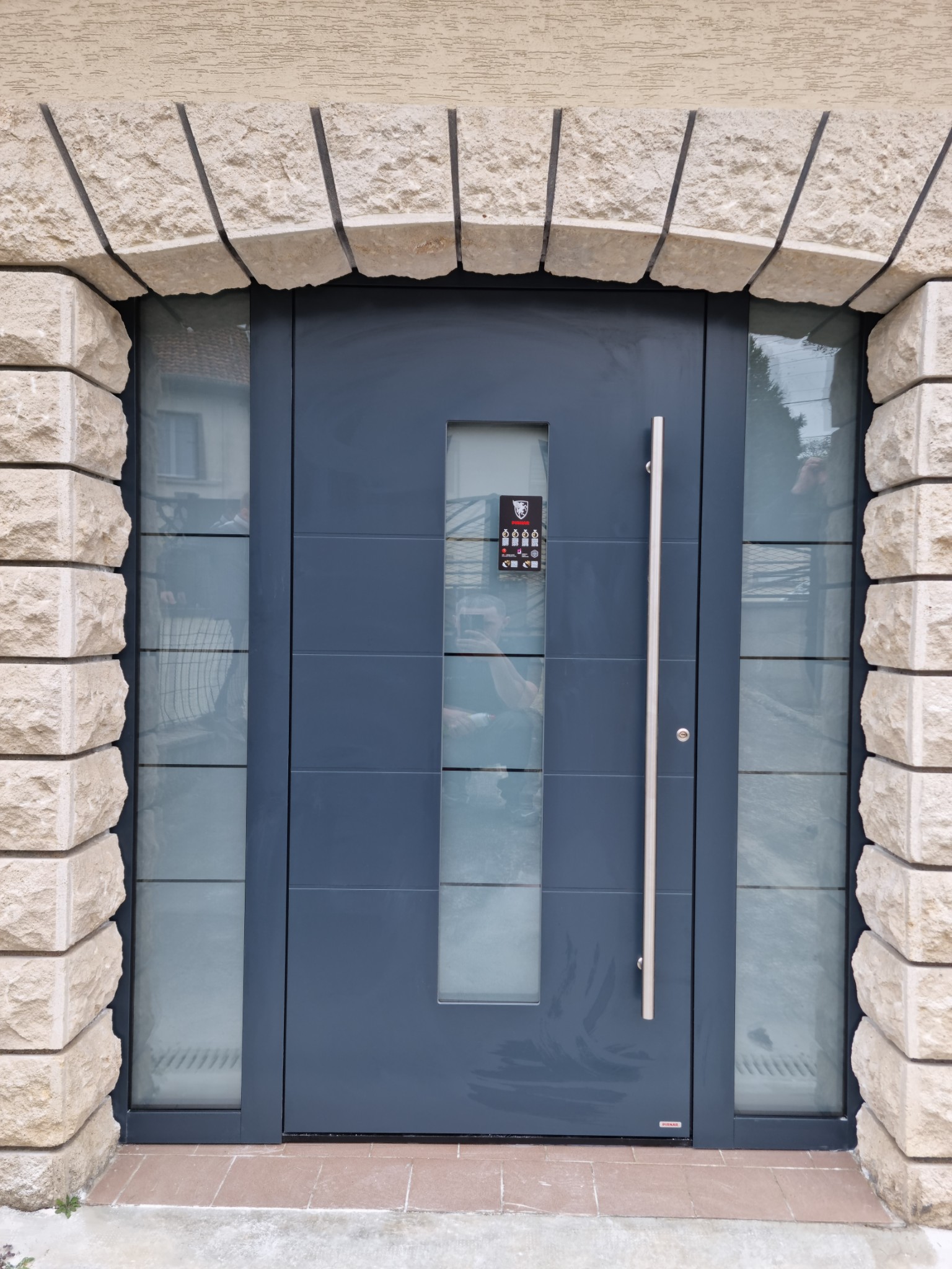 Porte d’entrée aluminium laqué Gris anthracite avec serrure 5 points barillet de sécurité avec isolation thermique barre de tirage hublots et impostes fixes latéraux vitrages sécurit