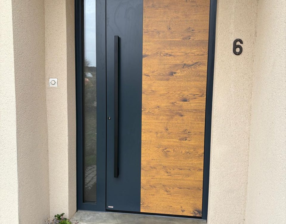 Porte d’entrée aluminium laquée Gris anthracite et chêne doré avec serrure 5 points barillet de sécurité avec isolation thermique avec barre de tirage imposte fixe latéral et vitrage securit