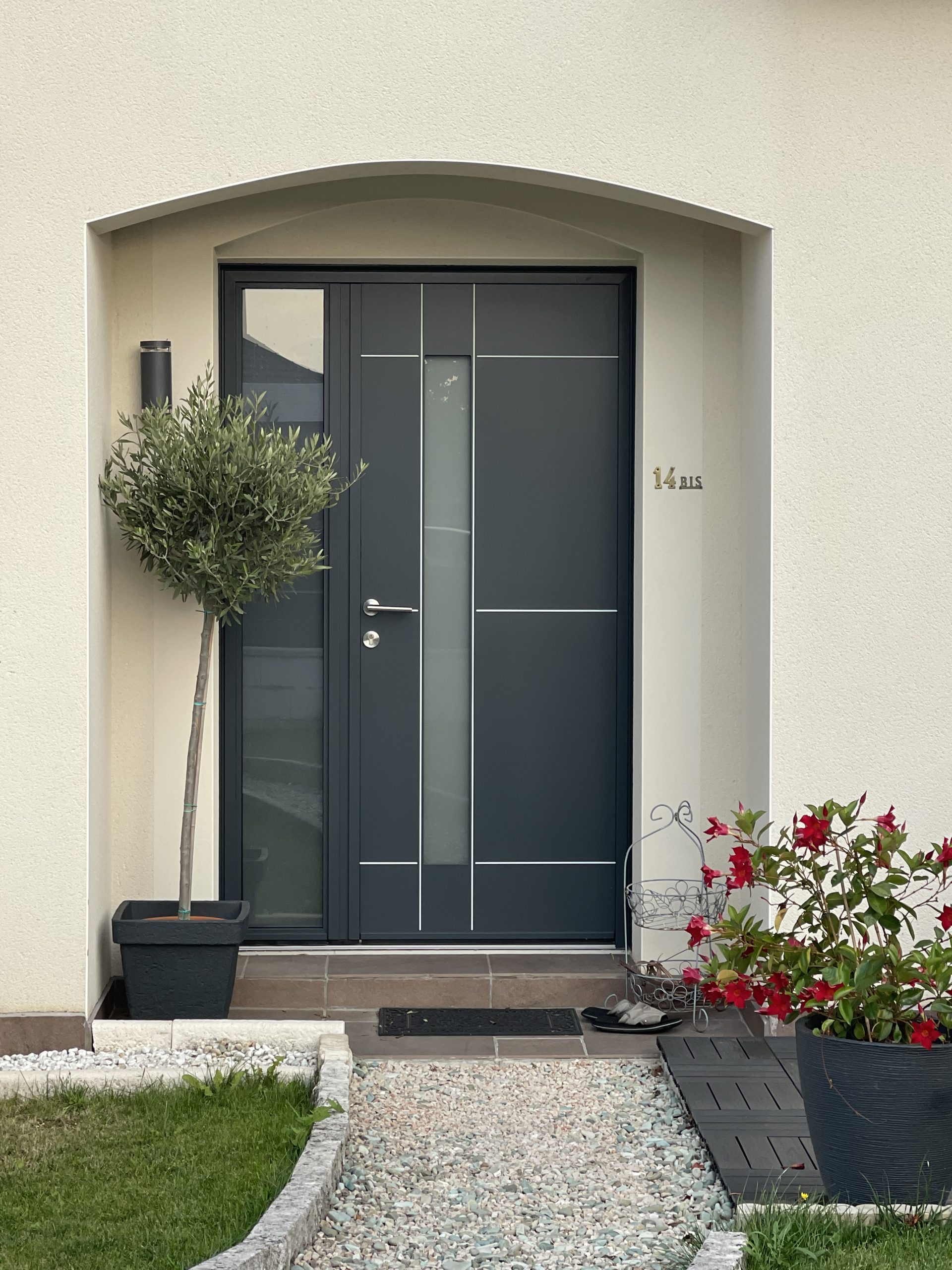 Porte d’entrée aluminium Gris anthracite extérieur et motifs géométriques blanc avec serrure 5 points barillet de sécurité avec isolation thermique avec hublots et imposte fixe latéral vitrage securit