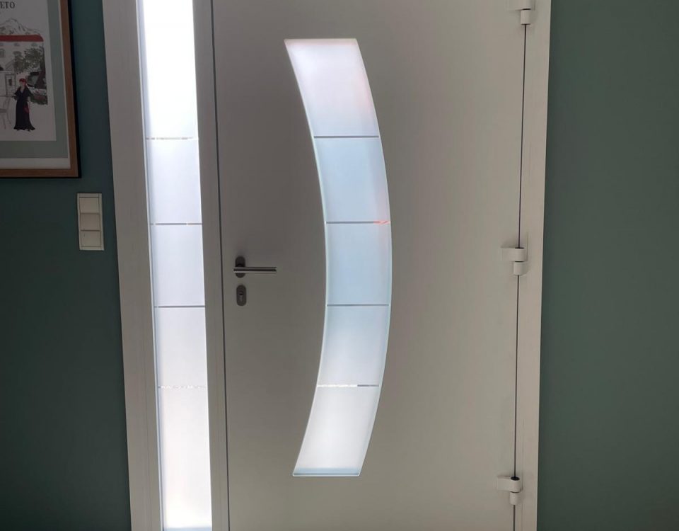 Porte d’entrée aluminium laquée Blanc intérieur avec Serrure 5 points et Barillet de sécurité avec Isolation thermique avec hublots en forme demi lune et imposte fixe latéral et vitrage securit