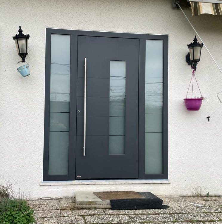 Porte d’entrée aluminium laqué Gris anthracite serrure 5 points barillet de sécurité isolation thermique barre de tirage hublots et impostes fixes latéraux vitrages sécurit