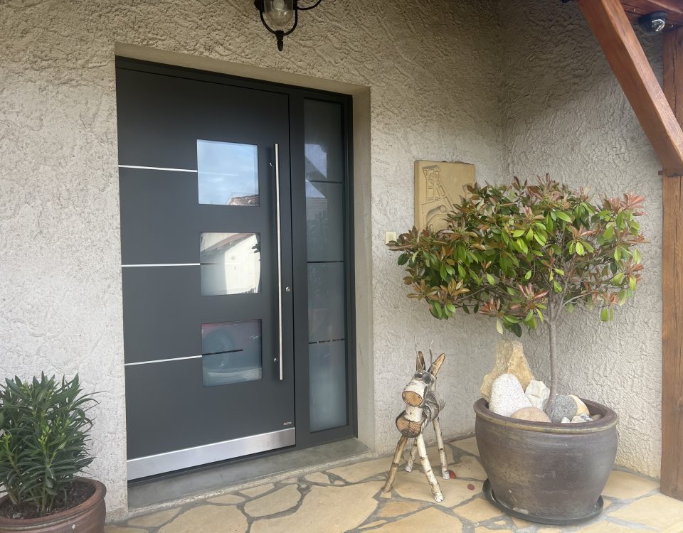Porte d’entrée aluminium bicolor laqué Blanc intérieur et Gris anthracite extérieur serrure 5 points barillet de sécurité isolation thermique barre de tirage hublots et imposte fixe latéral vitrage securit