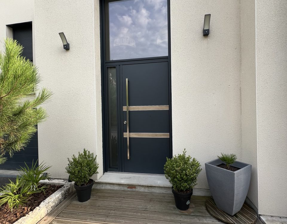 Porte d’entrée aluminium laquée Gris anthracite et motifs horizontaux effet bois serrure 5 points barillet de sécurité isolation thermique barre de tirage avec imposte fixe latéral et supérieur vitrage securit