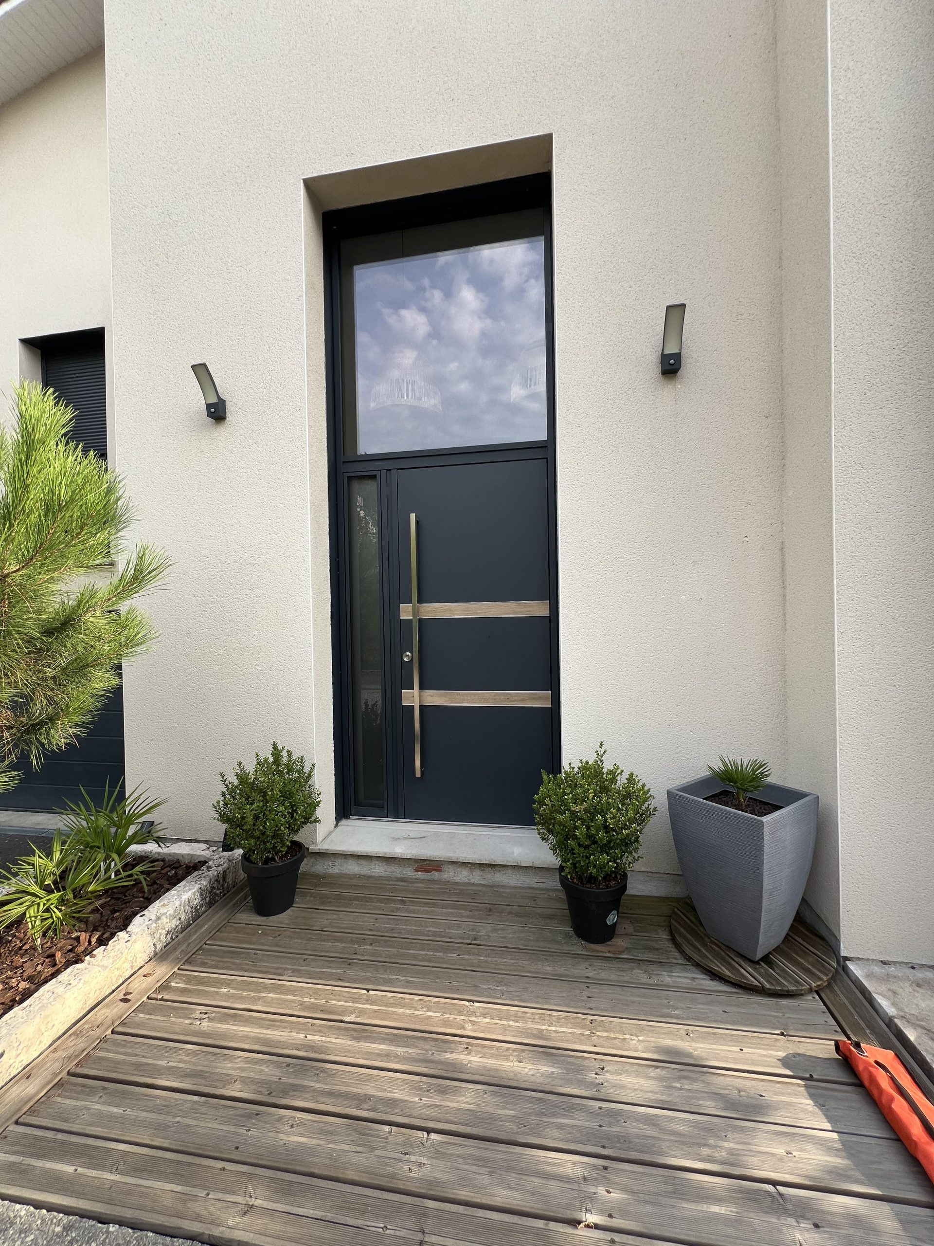 Porte d’entrée aluminium laquée Gris anthracite et motifs horizontaux effet bois serrure 5 points barillet de sécurité isolation thermique barre de tirage avec imposte fixe latéral et supérieur vitrage securit