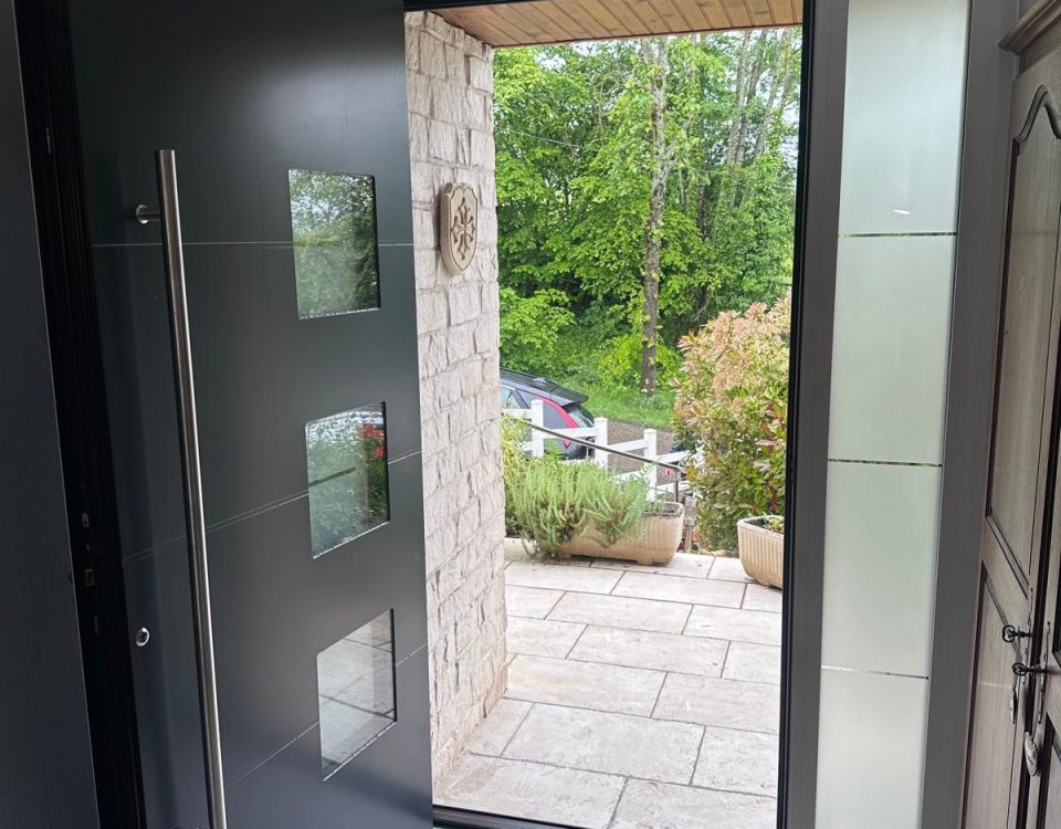 Porte d’entrée aluminium bicolor laqué Blanc intérieur et Gris anthracite extérieur Serrure 5 points Barillet de sécurité avec Isolation thermique et barre de tirage avec hublots et imposte fixe latéral vitrage securit