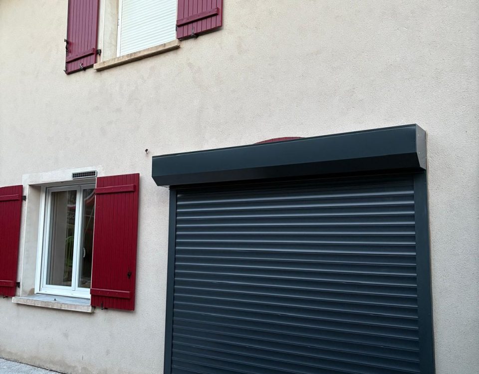 Porte de garage enroulable en aluminium laquée gris anthracite avec manoeuvre motorisée