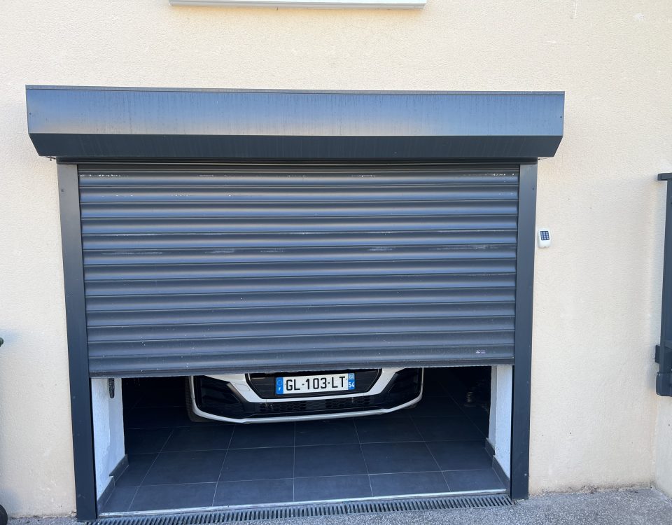 Porte de garage enroulable en aluminium laquée gris anthracite avec manoeuvre motorisée