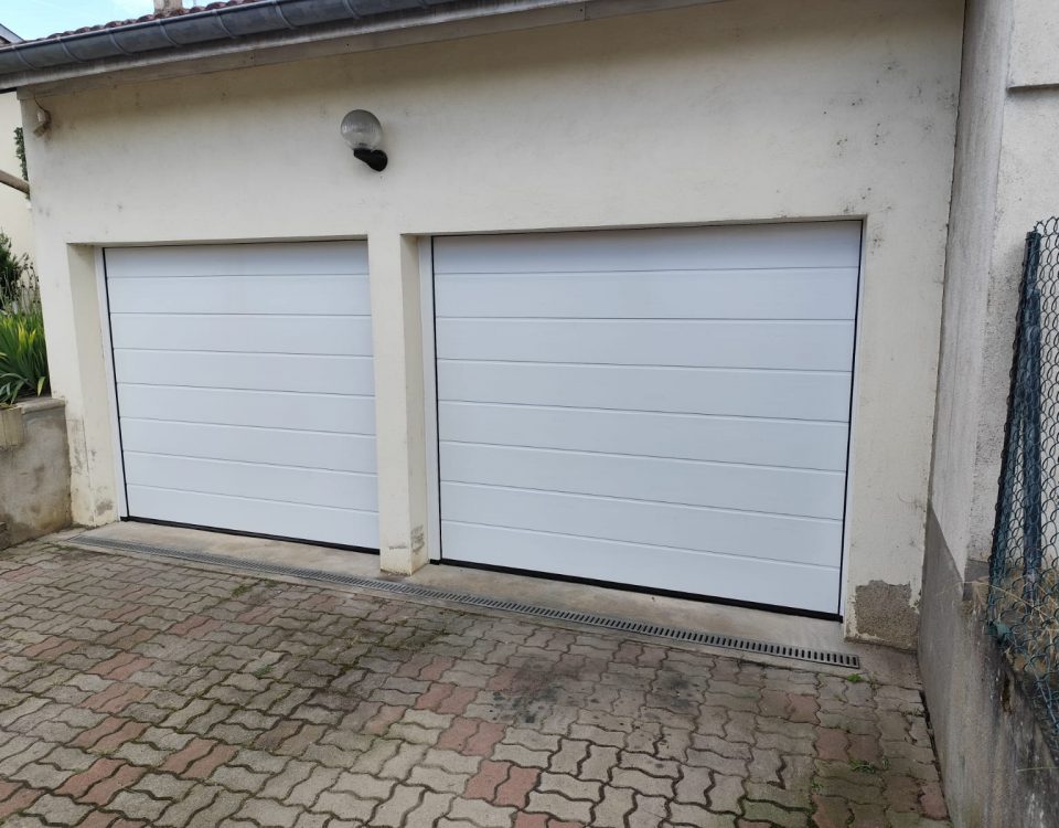Portes de garages sectionnelles en aluminium laquées blancs avec manoeuvre motorisée et design lisse