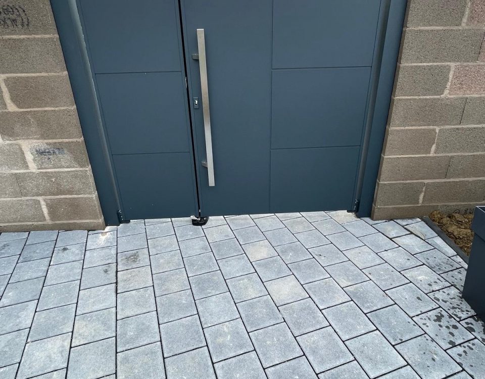 Portillon battant en aluminium laqué gris anthracite avec barre de tirage et panneau plein