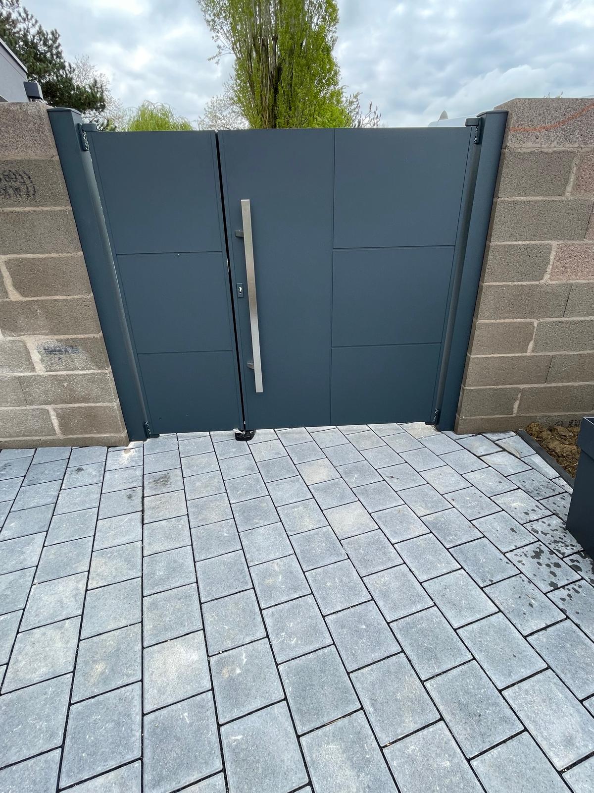 Portillon battant en aluminium laqué gris anthracite avec barre de tirage et panneau plein