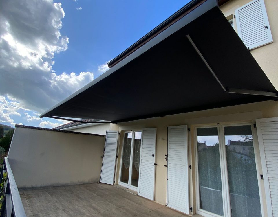 Stores bannes motorisés commande radio et bras avec Leds intégrées avec toile Gris anthracite et Ossature Gris anthracite