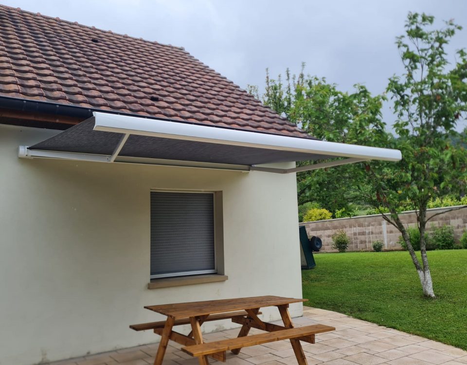 Store banne motorisé commande radio bras avec Leds intégrées toile Grise ossature blanche