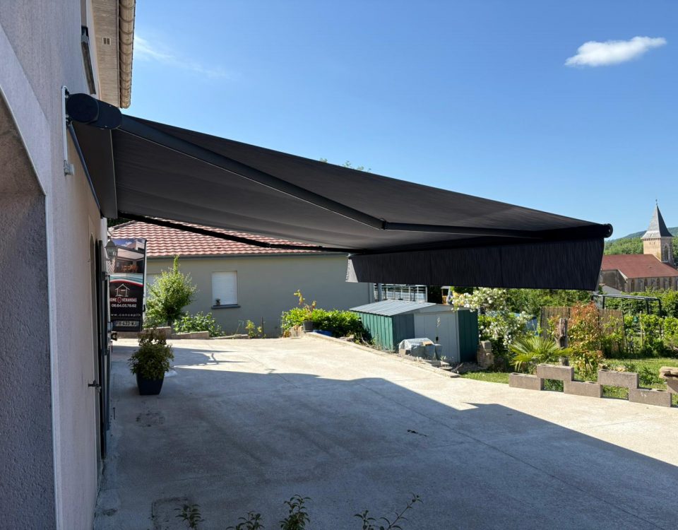 Store banne motorisé Commande radio Toile Gris anthracite Bras avec Leds intégrées. ossature Gris anthracite Avec Lambrequin.