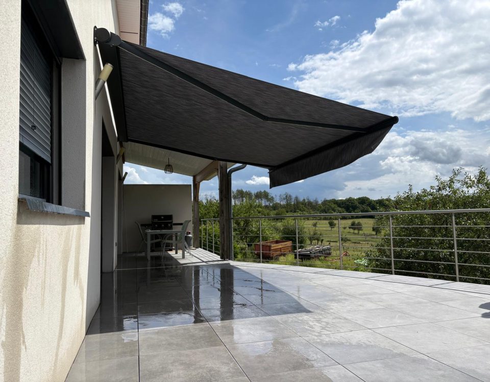 Store banne motorisé avec commande radio avec Toile Gris anthracite et Bras avec Leds intégrées. avec Ossature Gris anthracite Avec Lambrequin