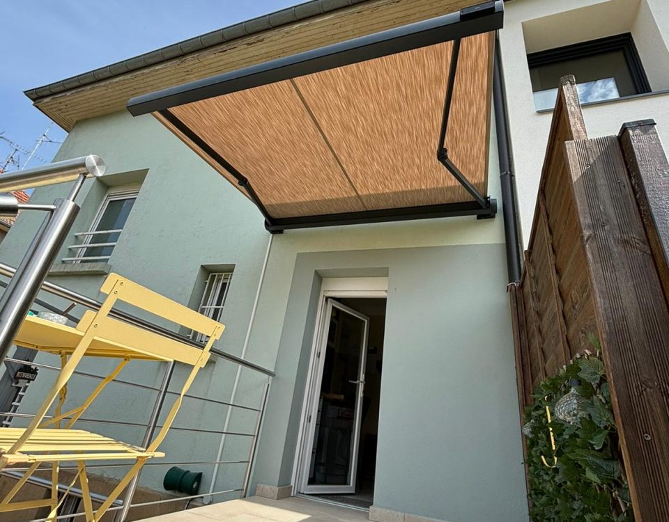 Store banne motorisé commande radio bras avec Leds intégrées toile Grise ossature gris Anthracite