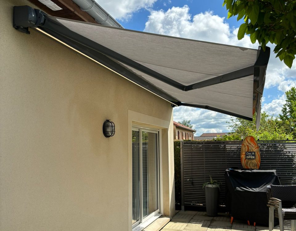 Stores bannes motorisés commande radio bras avec Leds intégrées toile Gris anthracite Ossature Gris anthracite