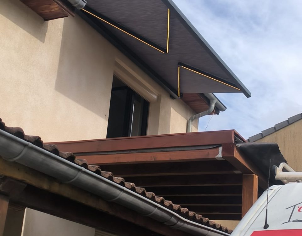 Store banne motorisé commande radio avec bras avec Leds intégrées. avec toile Gris anthracite et Ossature Gris anthracite