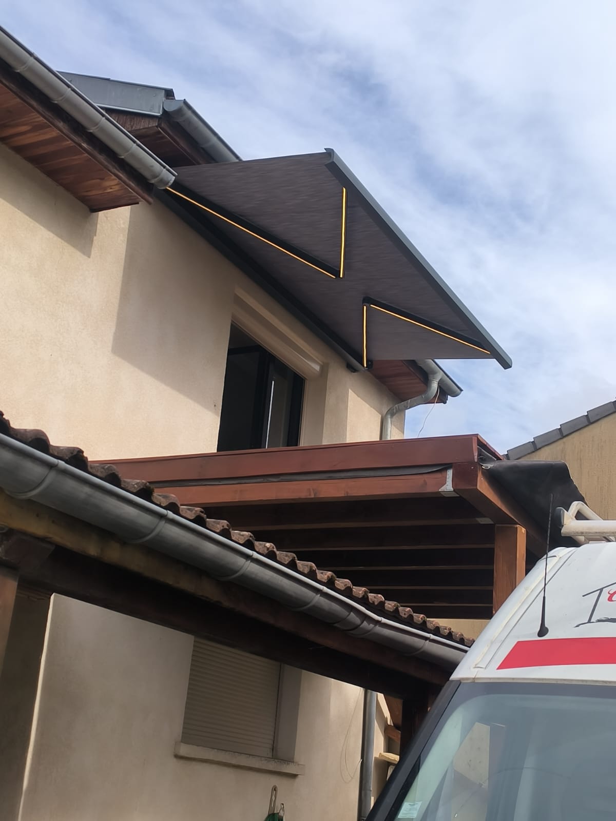 Store banne motorisé commande radio avec bras avec Leds intégrées. avec toile Gris anthracite et Ossature Gris anthracite