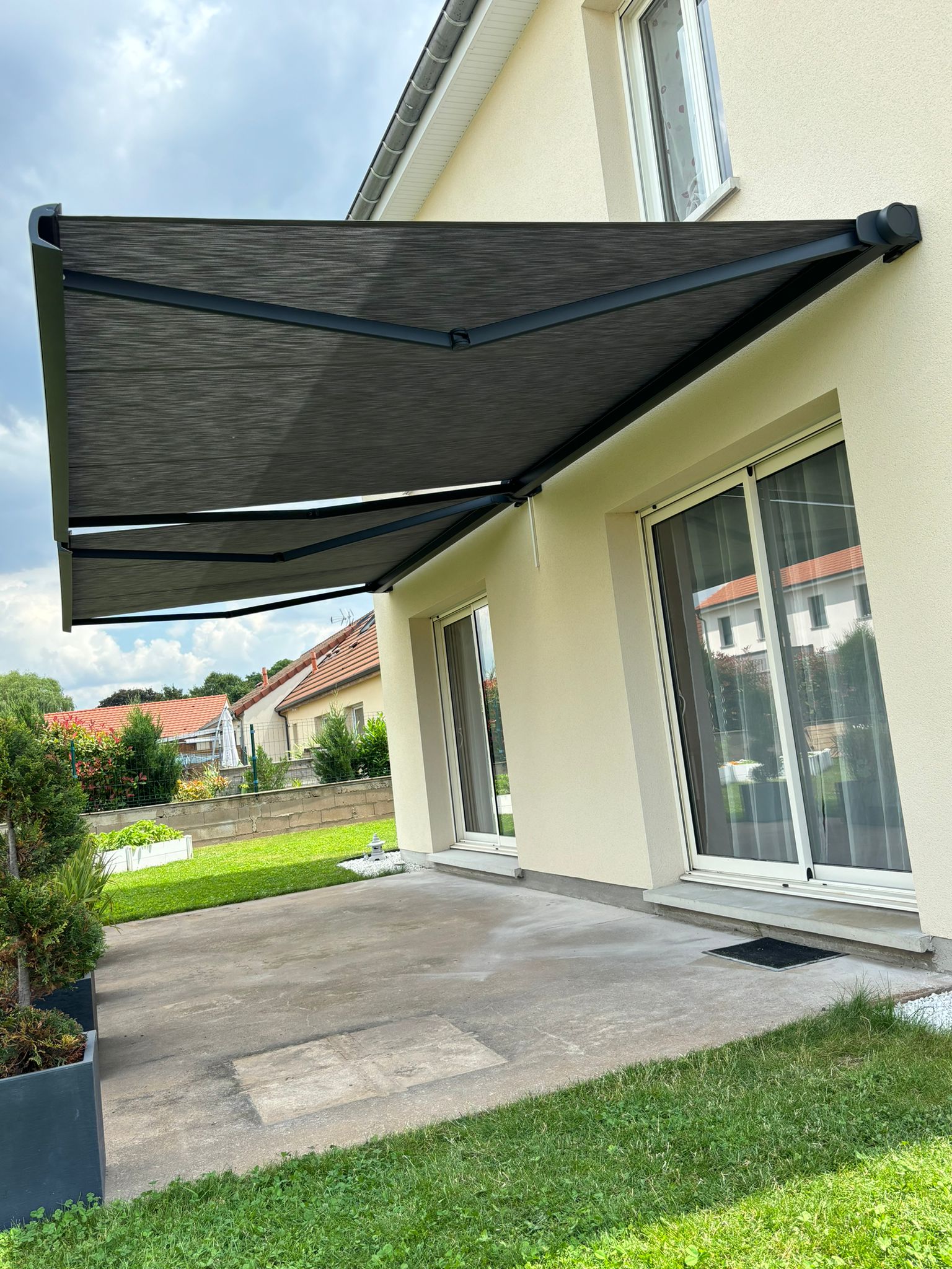 Stores bannes motorisés commande radio bras avec Leds intégrées Toile Gris anthracite ossature Gris anthracite