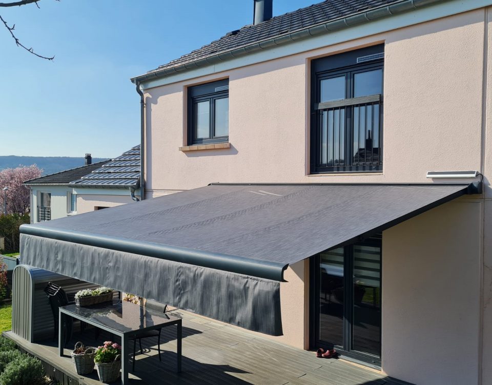 Store banne motorisé avec commande radio avec toile Gris anthracite avec bras avec Leds intégrées. et ossature Gris anthracite avec Lambrequin