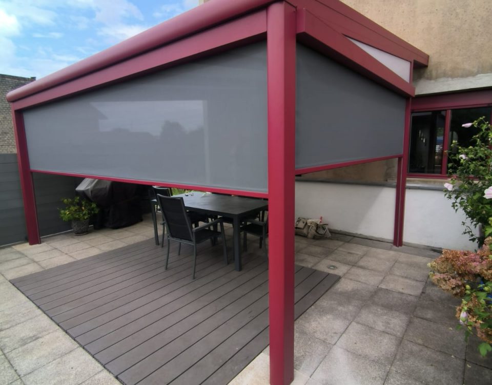 Store screen zip solaire coffre et toile gris anthracite pose sur pergola entre poteaux.