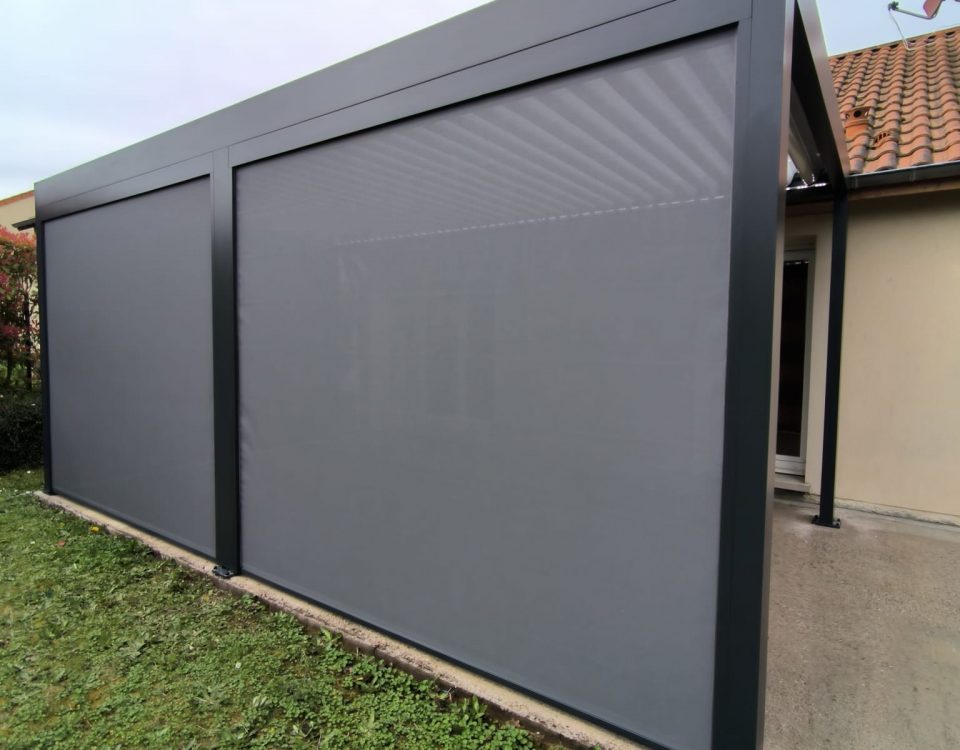 Store screen zip solaire coffre et toile Gris anthracite et pose sur pergola entre poteaux.