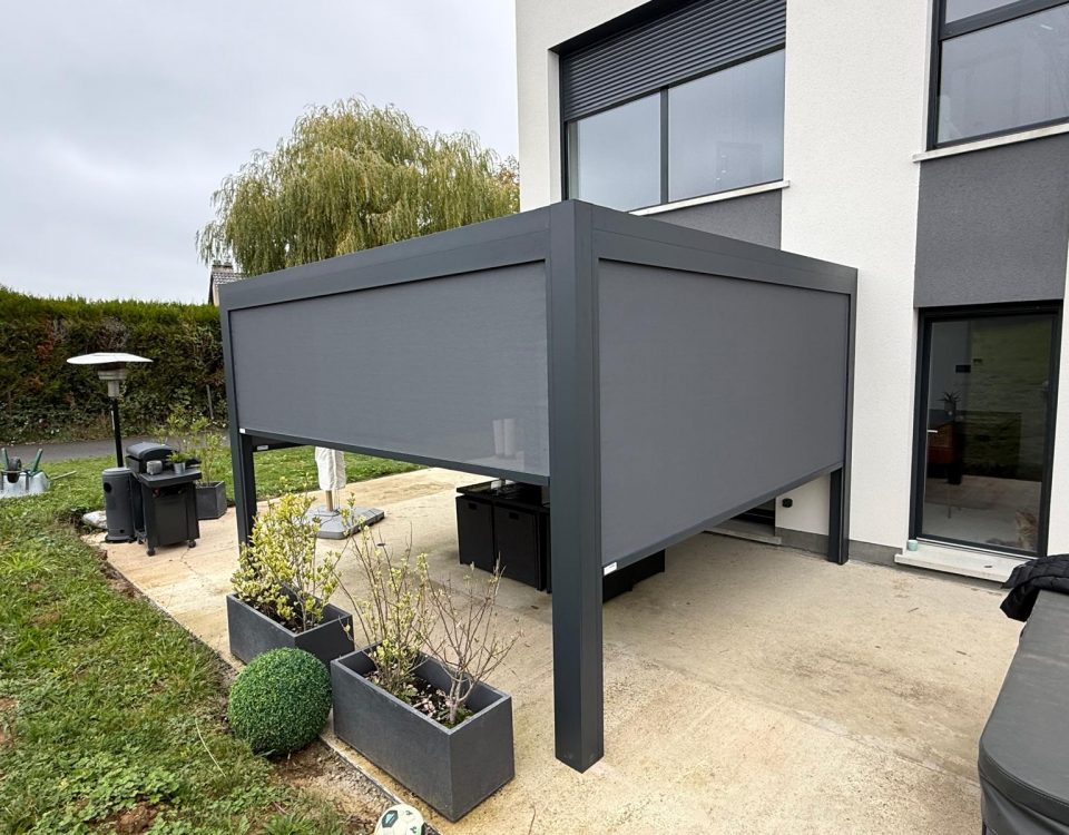 Store screen zip solaire coffre et toile Gris anthracite Pose sur pergola entre poteaux.