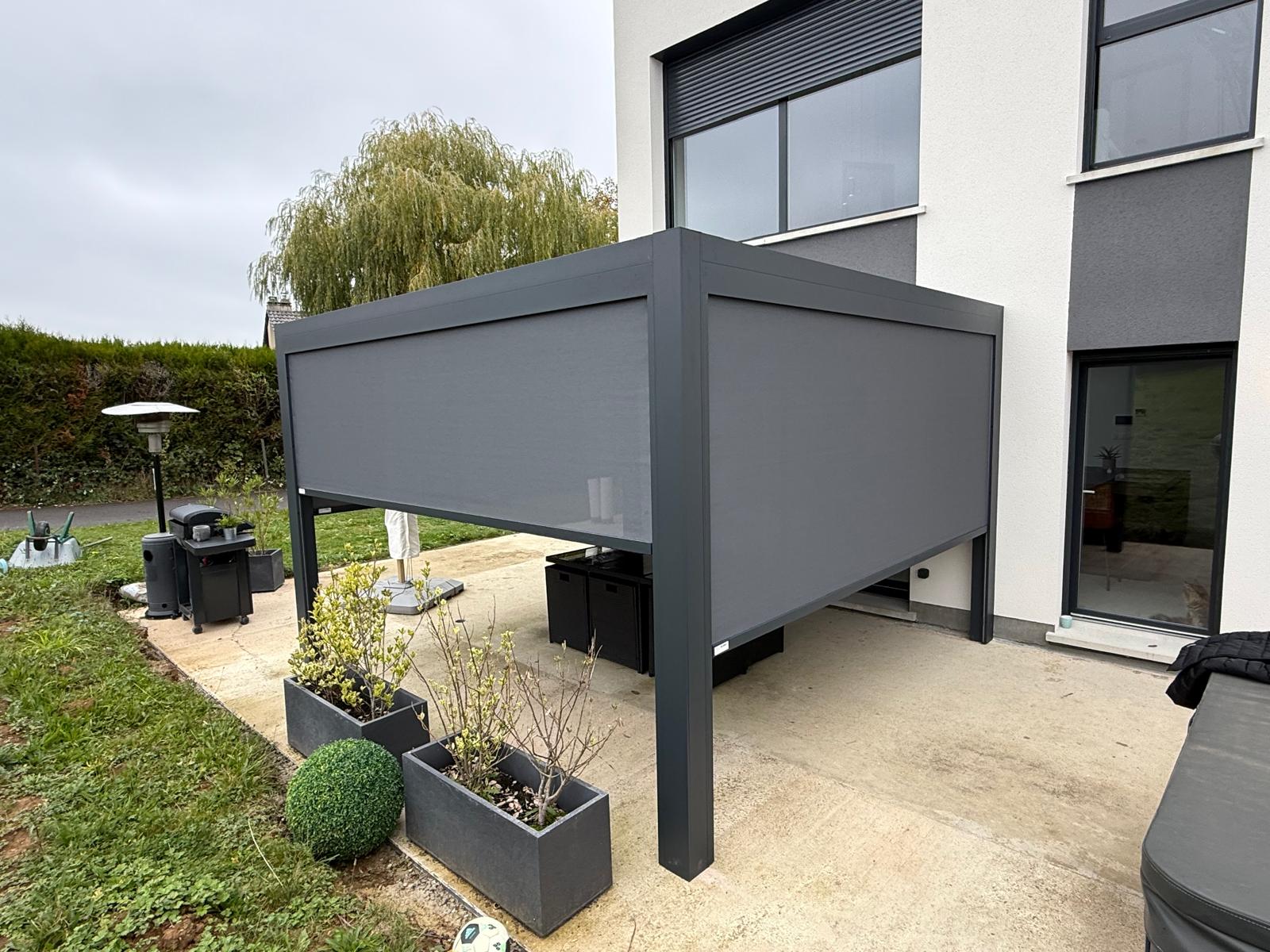 Store screen zip solaire coffre et toile Gris anthracite Pose sur pergola entre poteaux.