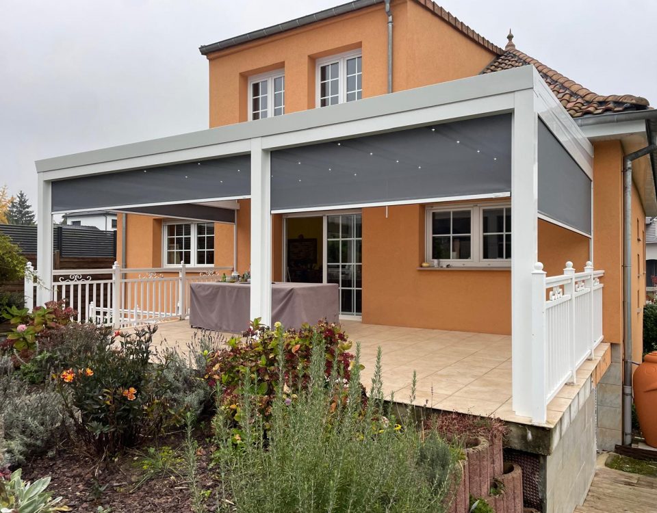 Store screen zip solaire coffre blanc et toile gris clair 9007 et pose sur pergola entre poteaux.