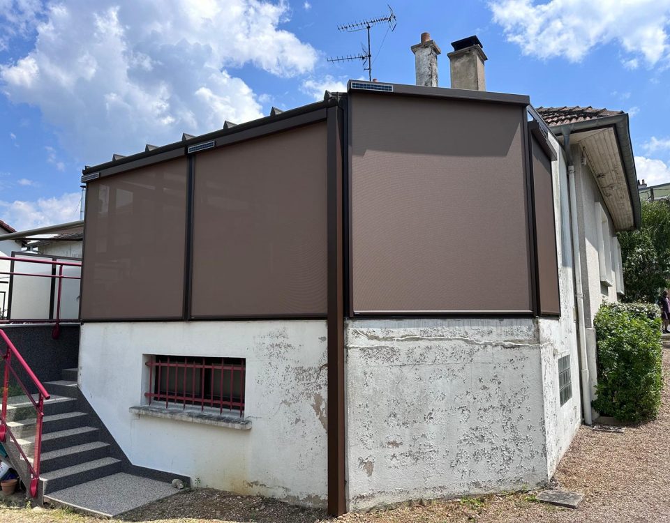 Store screen zip solaire coffre et toile brun pose sur véranda existante