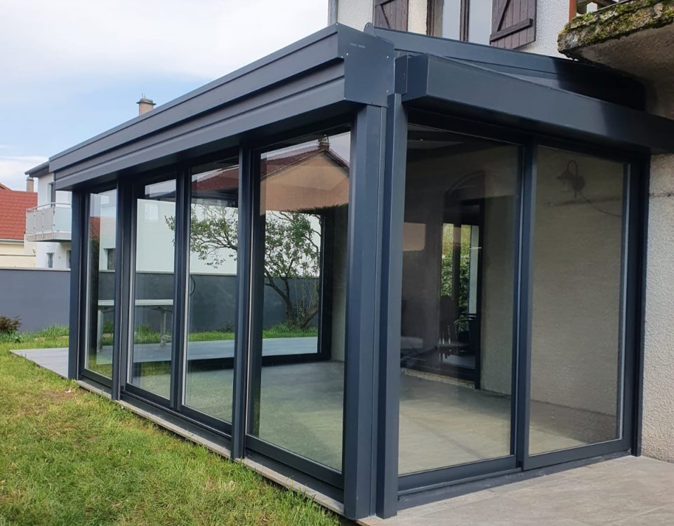 Véranda en aluminium laqué gris anthracite avec toiture en aluminium isolé 85mm blanc intérieur/ardoise extérieur