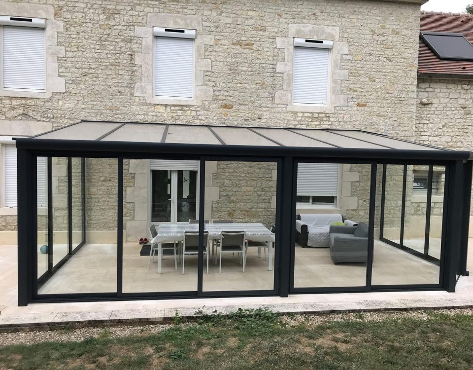 Véranda en aluminium laqué gris anthracite avec toiture polycarbonate 55 mm opale