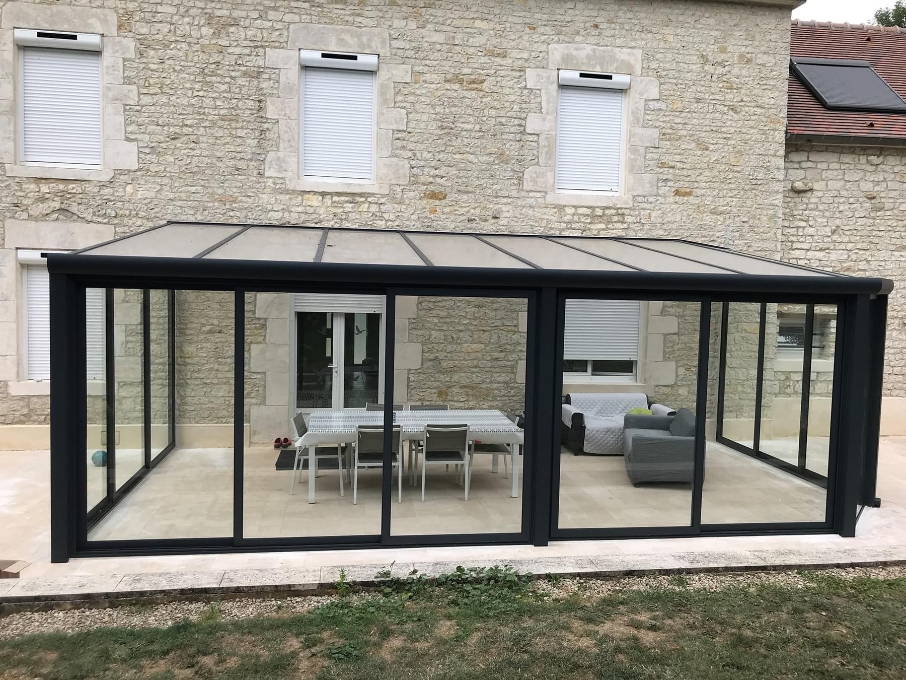 Véranda en aluminium laqué gris anthracite avec toiture polycarbonate 55 mm opale