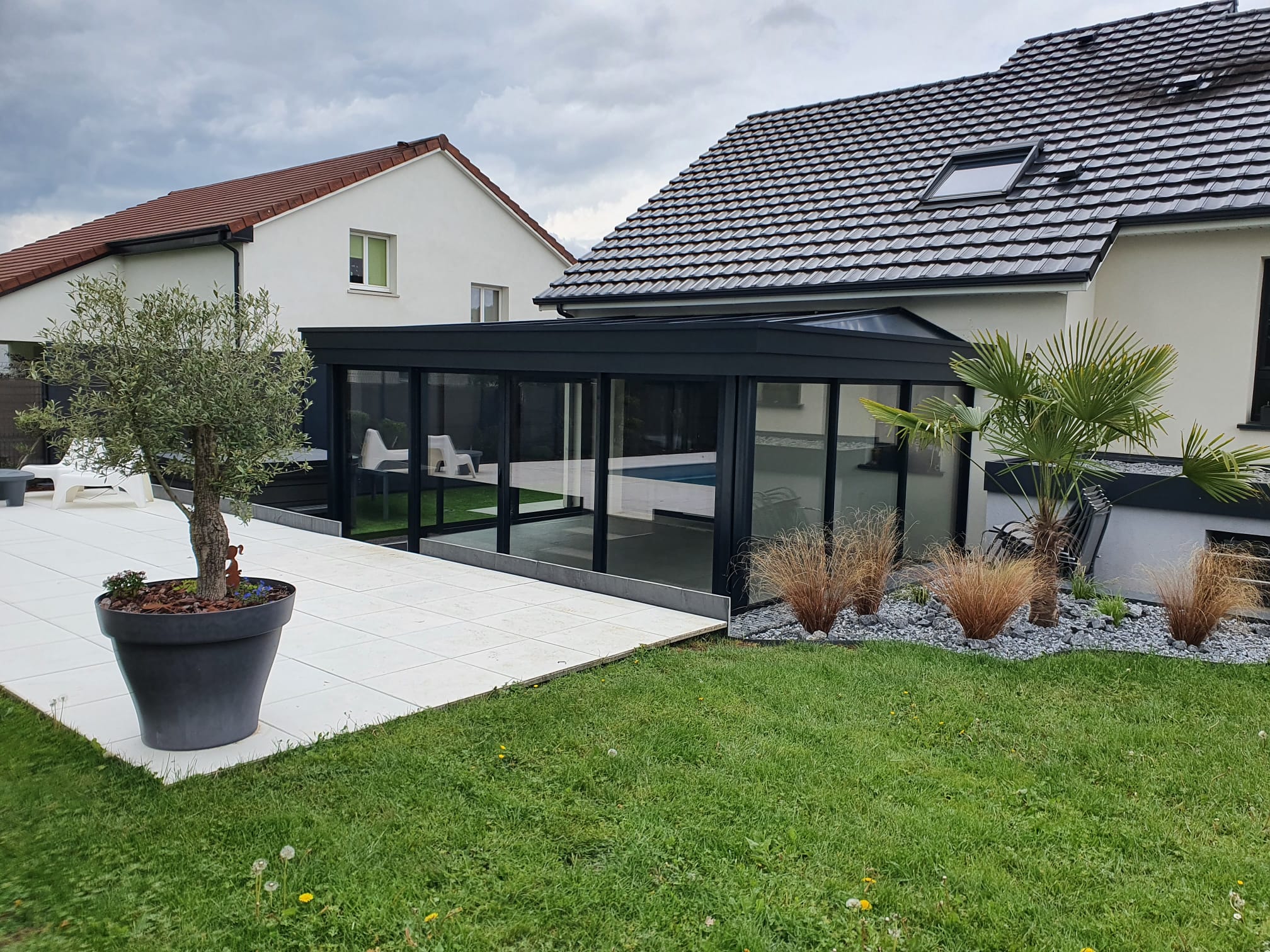 Véranda en aluminium laquée gris anthracite avec toiture en aluminium isolé 85mm blanc intérieur/ardoise extérieur