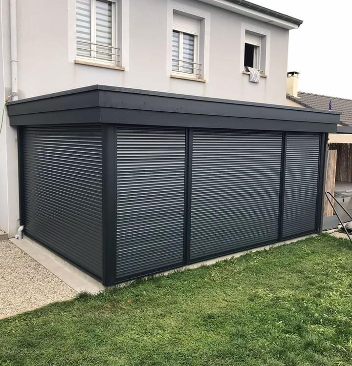 Véranda en aluminium laquée gris anthracite avec toiture en aluminium isolé 85mm blanc intérieur/ardoise extérieur avec Volets roulant motorisés intégrés laqué gris anthracite .
