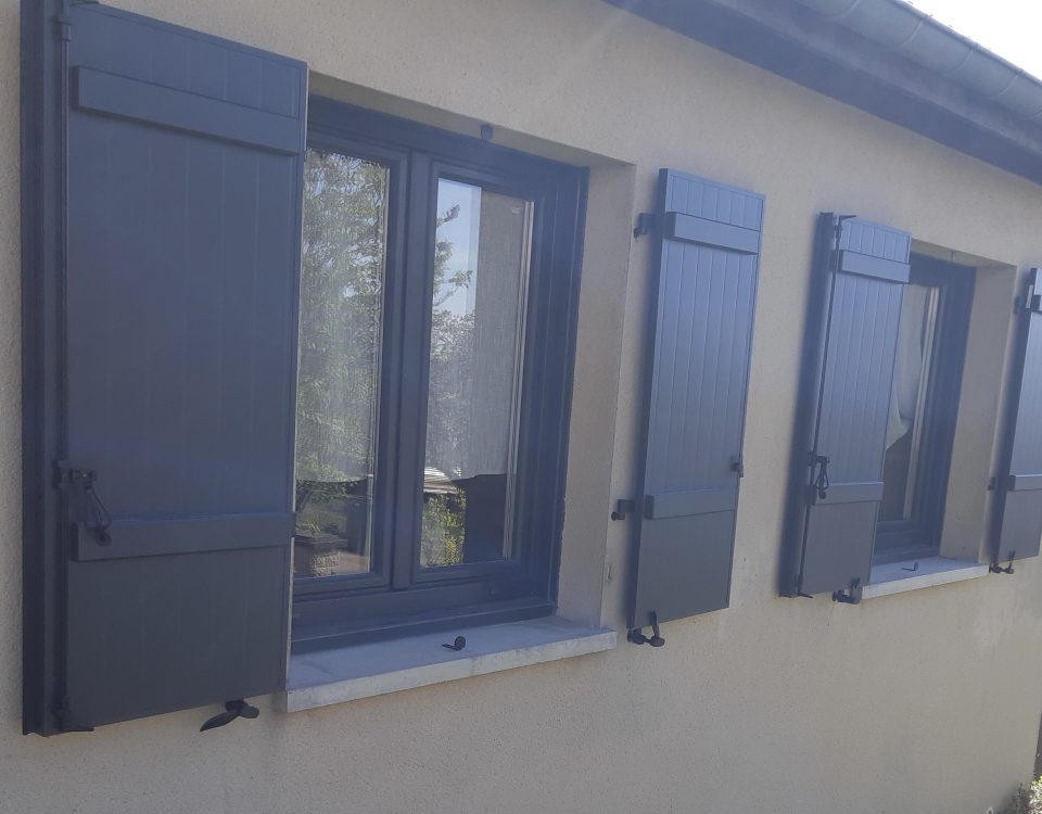 Volets battants en aluminium laqués gris anthracite