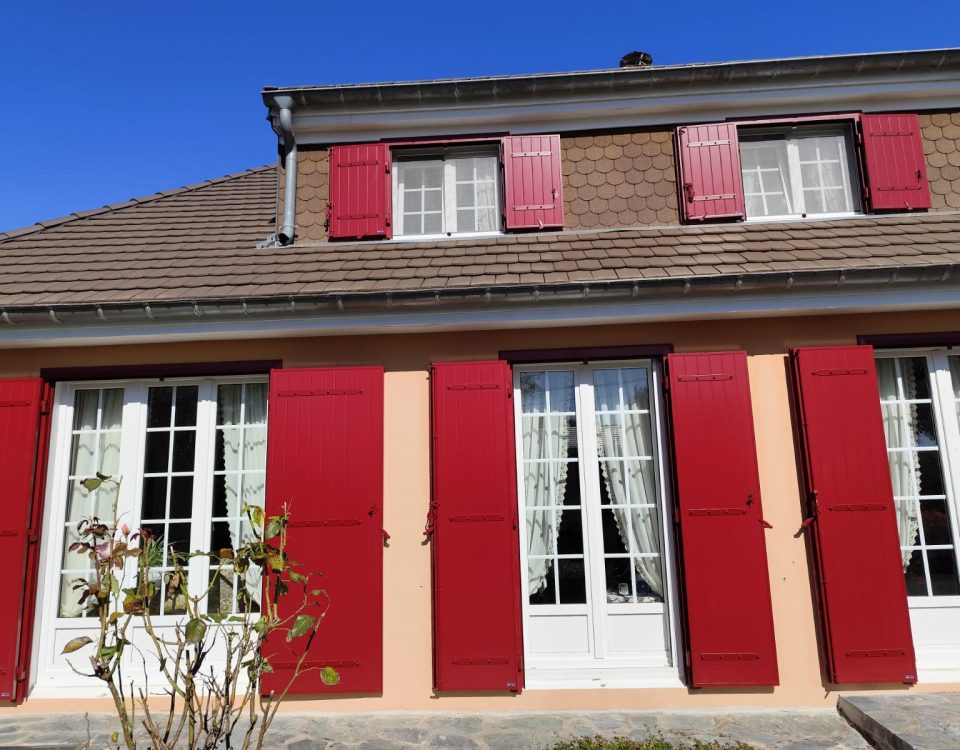 Volets battants en aluminium laqués rouges pourpres